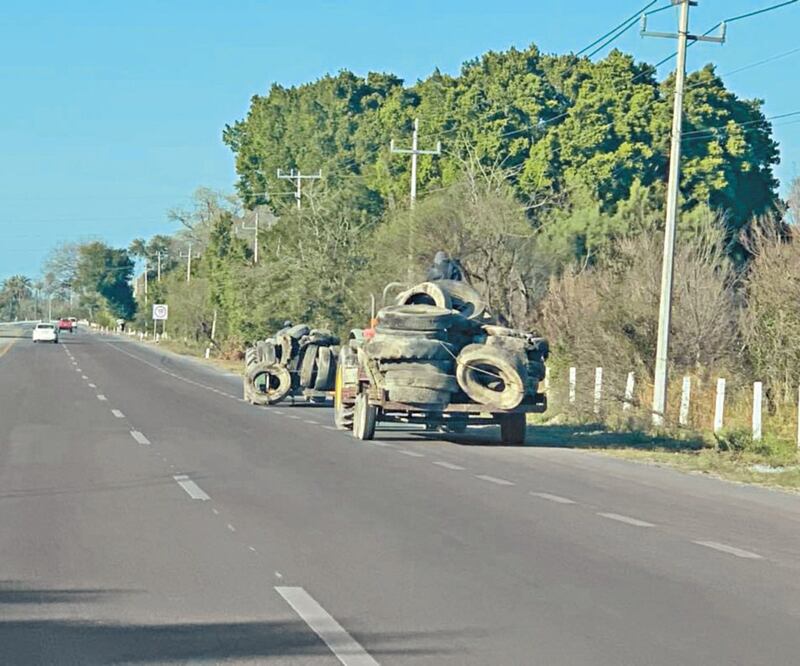 Por las carreteras y caminos se observaron camionetas y remolques cargando neumáticos que, posteriormente, serían puestos a la lumbre controlada, con el fin de brindar calor. Fotos: Especiales
