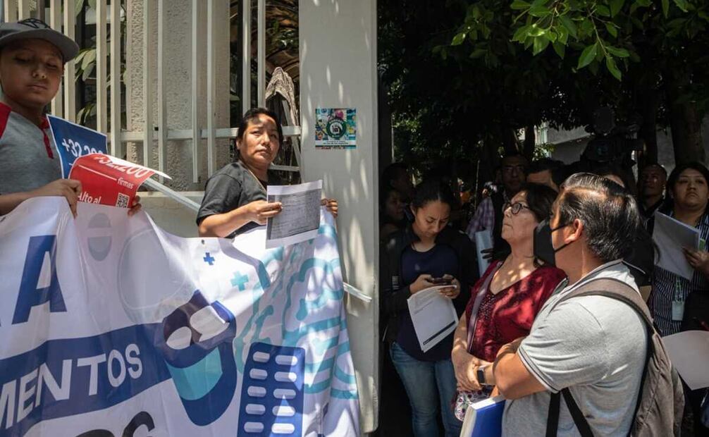 Pacientes que integran el colectivo Medicamentos para mentes libres MX cerraron simbólicamente la Cofepris. Foto: Gabriel Pano / EL UNIVERSAL