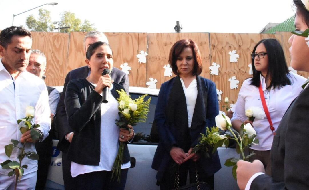 Las candidatas acompañaron a padres de familia del Colegio Enrique Rébsamen para recordar a dos maestras que fallecieron durante el sismo del 19 de septiembre(Fotografía: Especial)