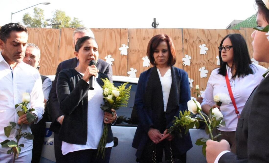 Las candidatas acompañaron a padres de familia del Colegio Enrique Rébsamen para recordar a dos maestras que fallecieron durante el sismo del 19 de septiembre(Fotografía: Especial)
