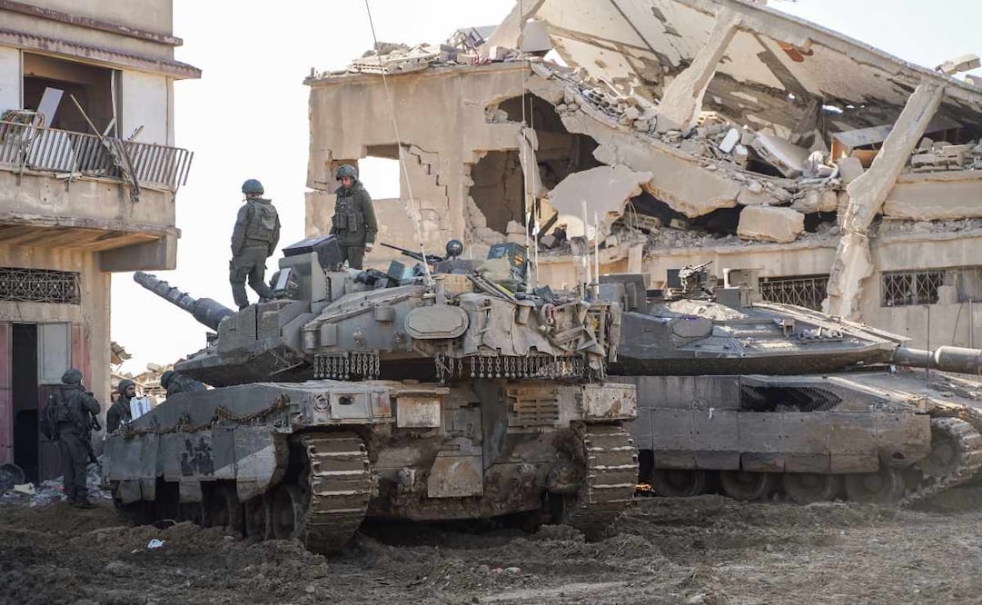 Edificios reducidos a escombros, fachadas agujereadas por el impacto de metralla de gran calibre y un océano de devastación es la imagen que persiste a lo largo de todo un recorrido por Yabalia, norte de la Franja de Gaza. Foto: EFE