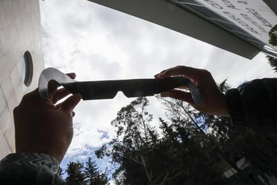 ¿Cómo identificar lentes “piratas” de los que deben usarse para ver el eclipse solar sin riesgos?