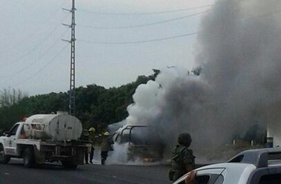 Se incendia camioneta militar en Apatzingán