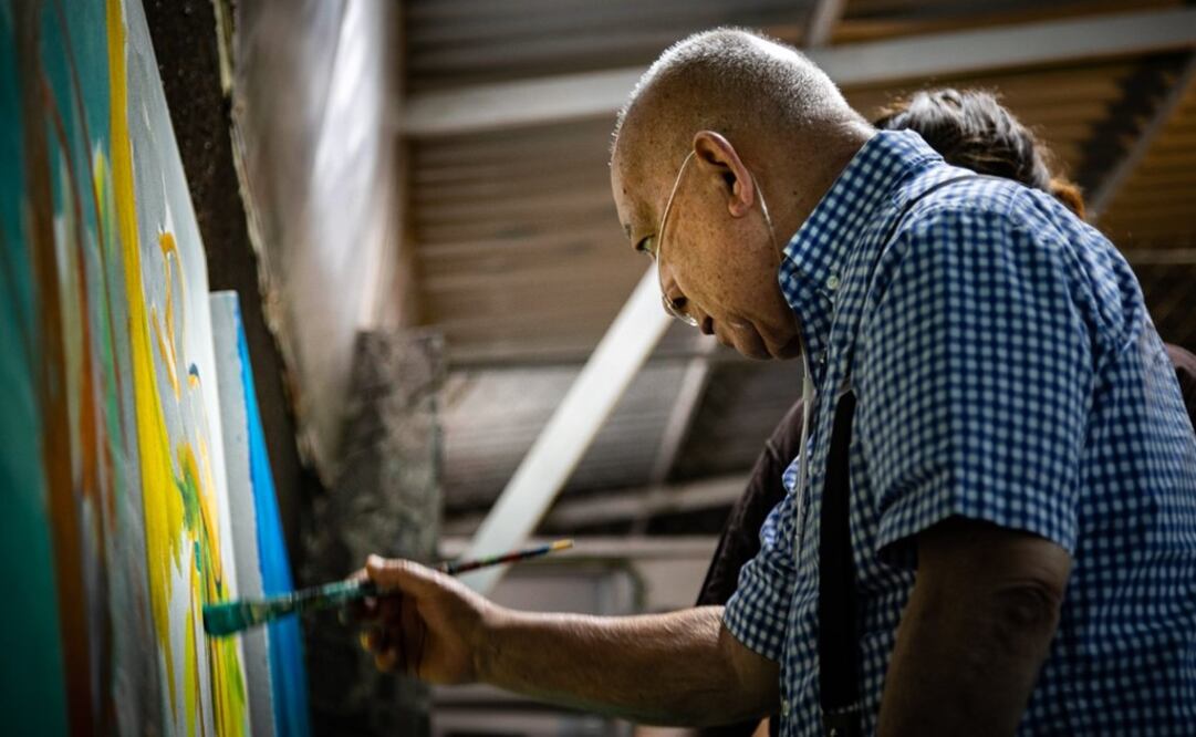 Gilberto Aceves Navarro taught painting at his workshop - Photo: Taken from Gilberto Aceves Navarro's Facebook page