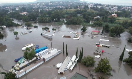 AMLO realizó sobrevuelo en zona afectada por inundaciones en Hidalgo: Omar Fayad