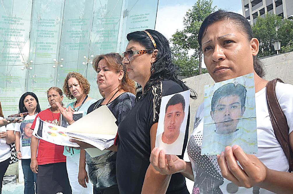Integrantes de Fuerzas Unidas por Nuestros Desaparecidos en Nuevo León dijeron que autoridades declararon que hay mil cuerpos sin reconocer