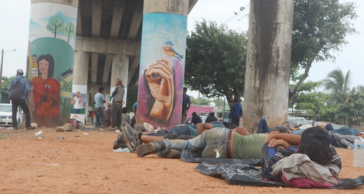 Un bebé hondureño es revisado por un médico, quien pide a la madre que lo lleve a un hospital debido a su grave estado de salud. FOTOS: MARÍA DE JÉSÚS PETERS. EL UNIVERSAL