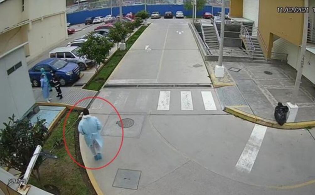 Policía se vistió de médico para ver a su padre internado por Covid, pero lo encontró muerto