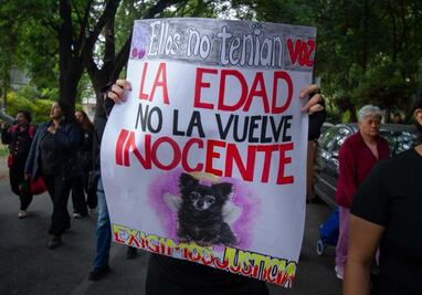 Defensores de animales se manifiestan afuera de la casa de Flor "N", acusada de matar a la perrita Moni; "que haya leyes más duras", piden
