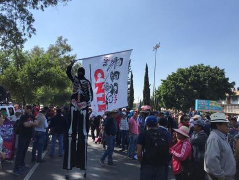 Policías impiden entrada de maestros en salidas a Cuernavaca, Puebla y Toluca