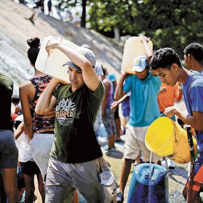 Venezolanos recolectaron ayer agua del río Guaire, principal desagüe de residuos líquidos de Caracas. CARLOS GARCÍA RAWLINS. REUTERS