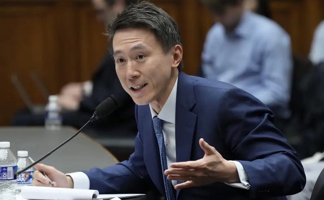 El director general de TikTok, Shou Zi Chew, testificó durante una audiencia ante la Comisión de Energía y Comercio de la Cámara de Representantes de Estados Unidos en 2024. Foto: AP