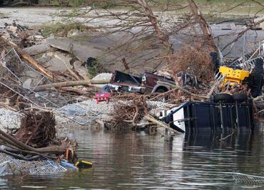 Disminuyen esperanzas de hallar sobrevivientes tras inundaciones en Texas; van más de 100 muertos