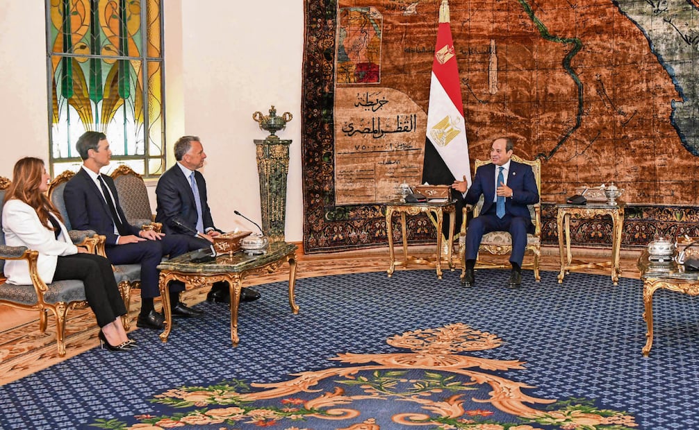 El presidente de Egipto, Abdel Fattah al-Sisi (der.); el enviado especial de EU para Medio Oriente, Steve Witkoff; el exasesor Jared Kushner, y la embajadora estadounidense en Egipto, Herro Mustafa Garg. Foto: AFP