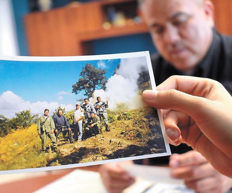 Dagoberto Hinojos Gaytán, con 23 años de servicio ininterrumpidos en la región serrana de la entidad, muestra fotografías para relatar las vicisitudes que ha enfrentado en el cumplimiento de su deber. IBETH MANCINAS