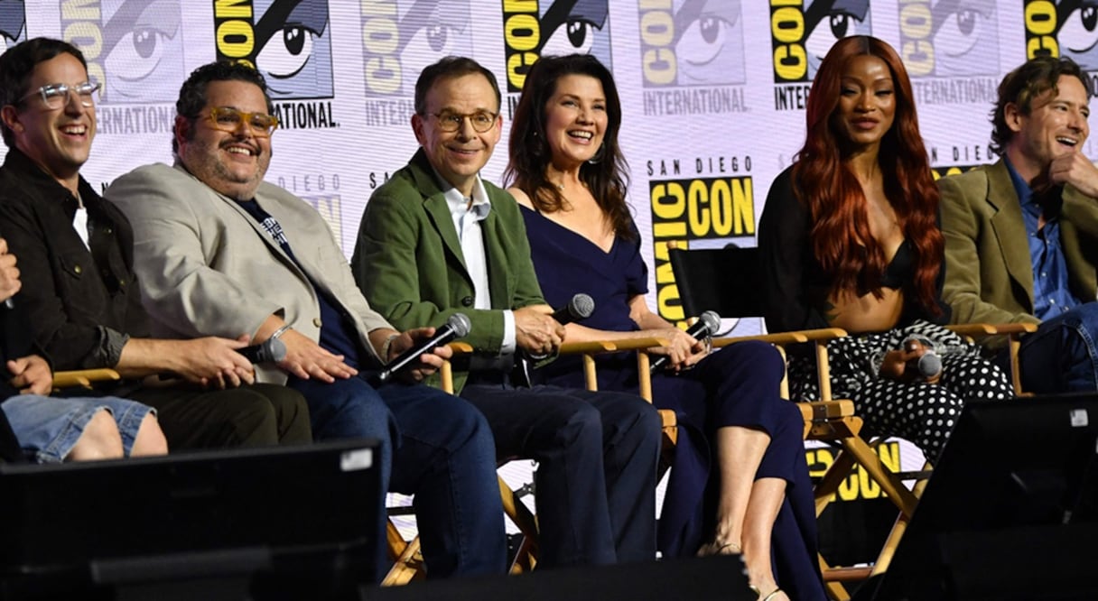 El director Josh Greenbaum, el guionista Josh Gad y los actores Rick Moranis, Daphne Zuniga, Keke Palmer y Lewis Pullman asisten al panel de "Spaceballs: The New One". Foto: AFP.