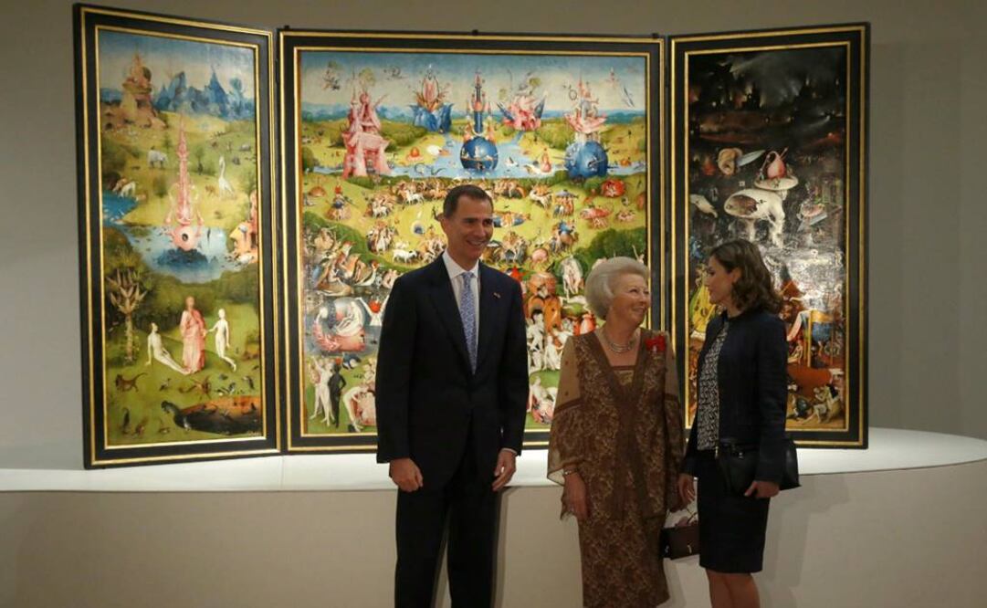 El rey de España Felipe VI y la reina consorte Letizia flanqueando a la princesa Beatriz de los Países Bajos y a sus espaldas, el célebre tríptico "El jardín de las delicias". (FOTO: EFE)