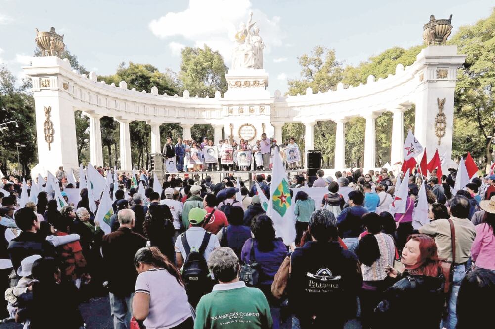 Familiares de los 43 desaparecidos en Iguala, Guerrero, realizaron un mitin frente al Hemiciclo a Juárez, para conmemorar un mes más de que ocurrieron los hechos el 26 de septiembre de 2014 (FERNANDO RAMÍREZ. EL UNIVERSAL)