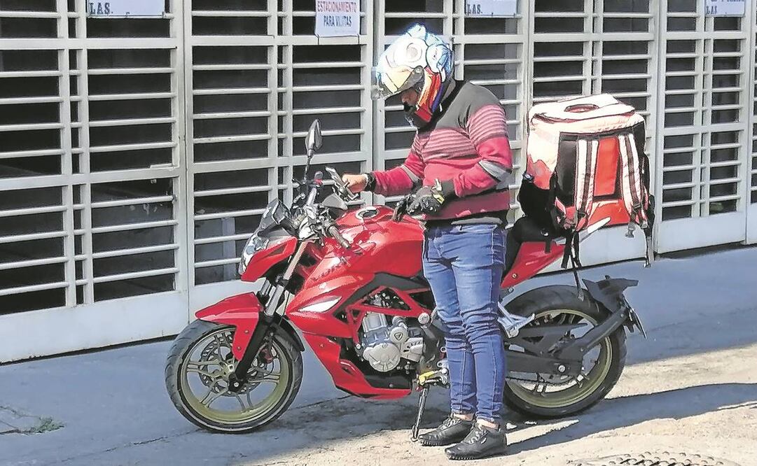 Repartidores comentan que no cuentan con prestaciones y ellos cubren el gasto de gasolina, vestimenta y la mochila de la app. Foto: Berenice Fregoso/EL UNIVERSAL