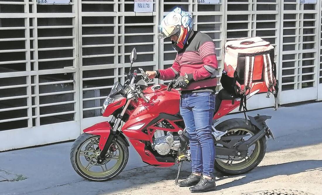 Repartidores comentan que no cuentan con prestaciones y ellos cubren el gasto de gasolina, vestimenta y la mochila de la app. Foto: Berenice Fregoso/EL UNIVERSAL