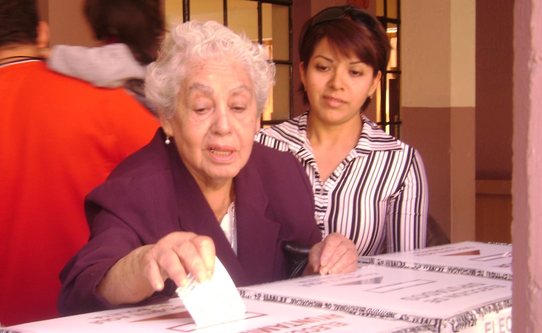 La señora María del Carmen Hinojosa, al emitir su voto en las elecciones de 2007 en Michoacán. (Foto: Archivo / EL UNIVERSAL)