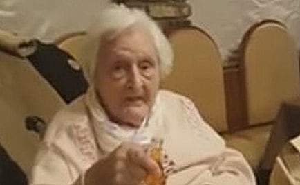 Anciana sorprende y brinda en nombre de Hitler