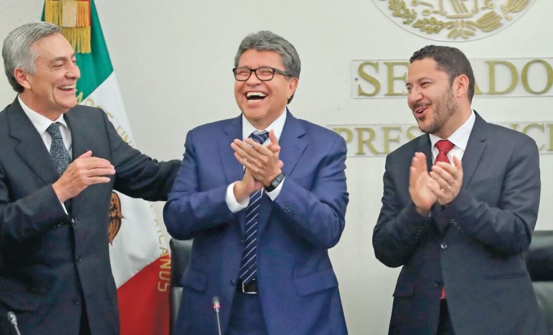 Los senadores Cristóbal Arias, Ricardo Monreal y Martí Batres, al término de la instalación de la Comisión de Gobernación en la Cámara Alta (LUCÍA GODÍNEZ. EL UNIVERSAL)