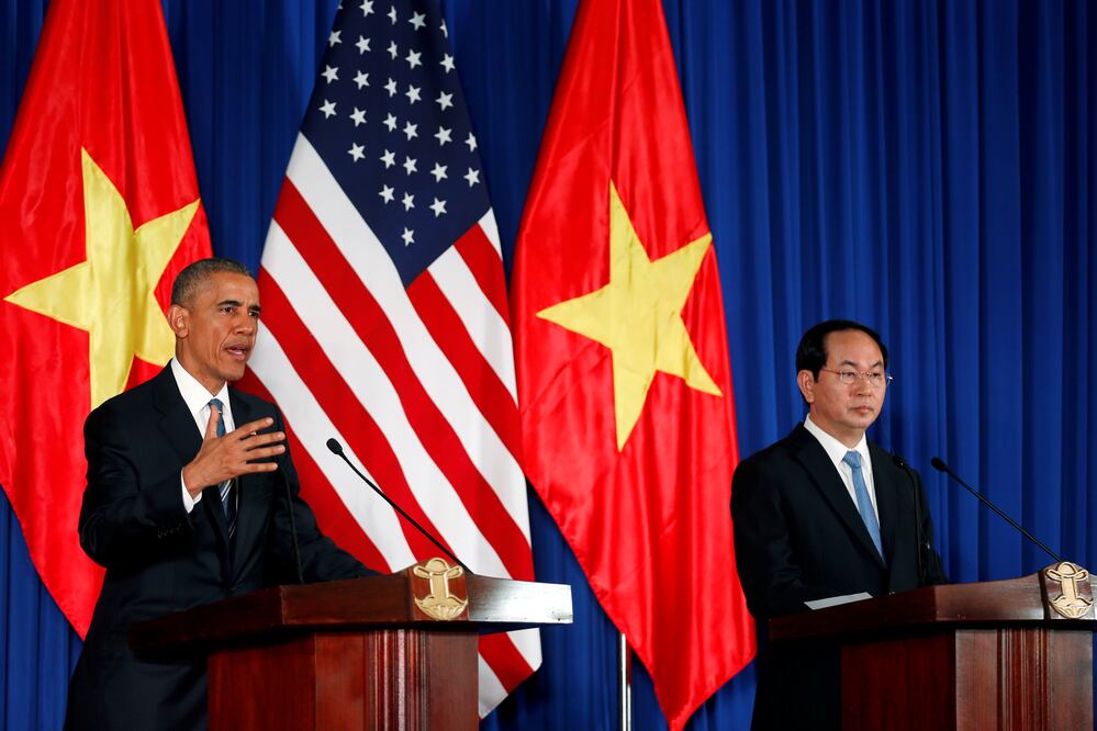 El presidente de Estados Unidos, Barack Obama y su homólogo vietnamita, Tran Dai Quang, en el Palacio Presidencial de Hano (Reuters)