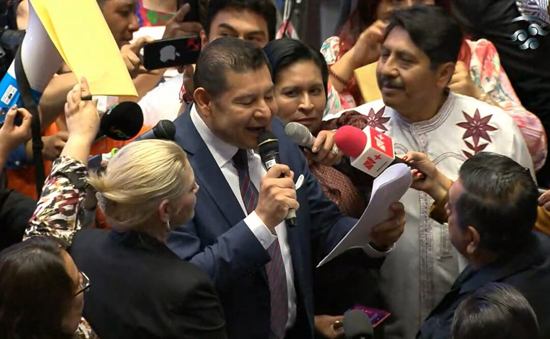 Presidente de la Mesa Directiva del Senado informa del trabajo de sesión en sede alterna ante la toma de tribuna por la oposición. Foto: Captura Twitter @senadomexicano
