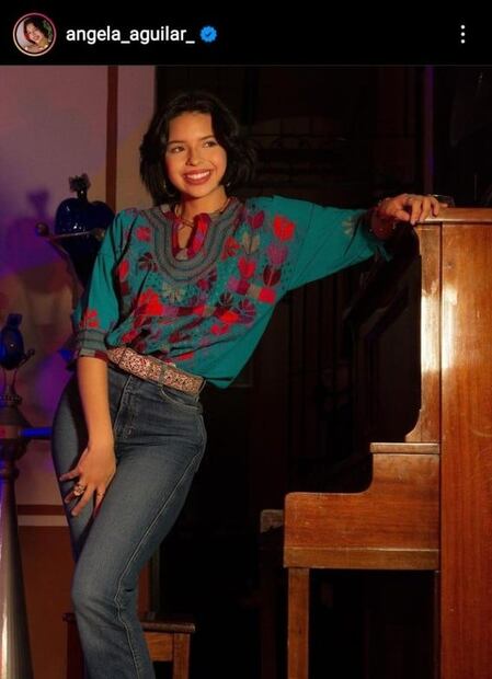 Ángela Aguilar enamora con este vestido con bordado artesanal