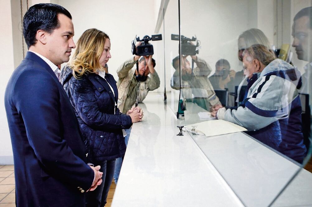 Claudia Pastor, representante ante el INE, y el coordinador del equipo jurídico de Meade, Emilio Suárez Licona, presentaron dos recursos en la Oficialía de Partes. (ESPECIAL)