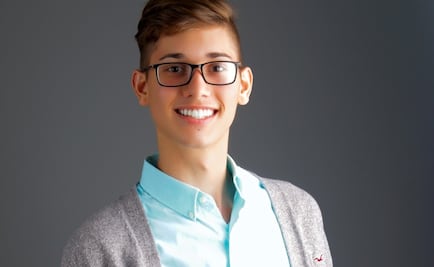 Universidad de Georgetown beca a alumno expulsado de su casa por homosexual