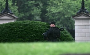 Un agente armado del Servicio Secreto patrulla inmediaciones de la Casa Blanca tras aparentes disparos (23/05/2026). Foto: AFP