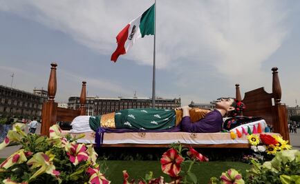 Inauguran en el Zócalo exposición floral “Los colores de Frida”