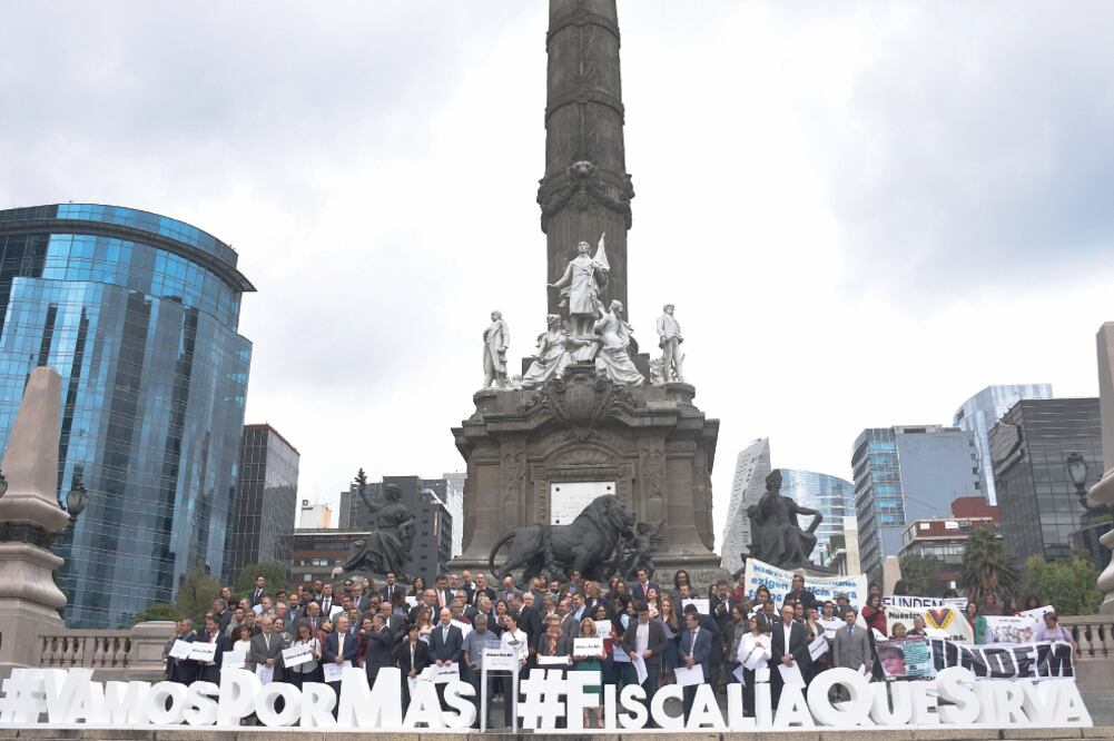 Más de 200 personas se reunieron en el Ángel de la Independencia para exigir una fiscalía que acabe con las violaciones graves a los derechos humanos. (ALONSO ROMERO. EL UNIVERSAL)