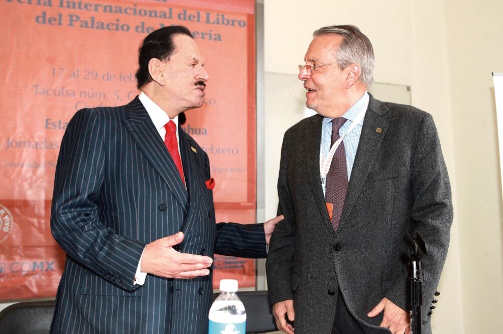 El Licenciado Juan Francisco Ealy Ortiz, Presidente Ejecutivo y del Consejo de Administración de EL UNIVERSAL, y José Carreño Carlón, director del FCE, presentaron ayer la coedición de 'Los Contemporáneos' en la FIL (LUCÍA GODÍNEZ. EL UNIVERSAL)