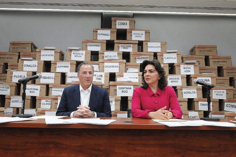 La diputada federal con licencia, Ivonne Ortega, señaló que ha decidido no inscribirse al proceso de selección interna del PRI y respalda públicamente a José Antonio Meade en su candidatura (PRI)