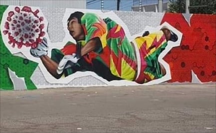 Jorge Campos ataja al coronavirus en un mural