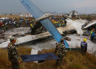 Deja al menos 50 muertos accidente aéreo en Nepal