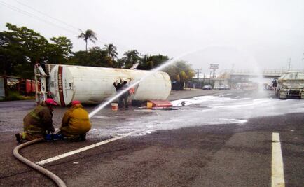Carretera Villahermosa - Cárdenas lleva 9 horas cerrada tras volcadura de pipa