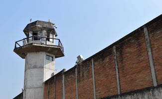 Desalojan penal femenil de Atlacholoaya en Cuernavaca; trasladan convoy de internas a nueva cárcel