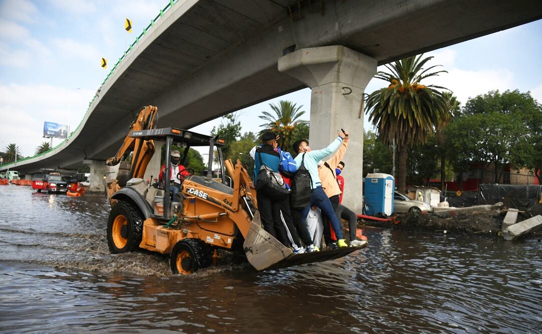 El desperfecto en una tubería en Periférico provocó inundaciones que alcanzaron el mercado de flores. Ciudadanos recibieron ayuda para cruzar las calles. Fotos: Juan Armando Martínez. EL UNIVERSAL y ESPECIAL