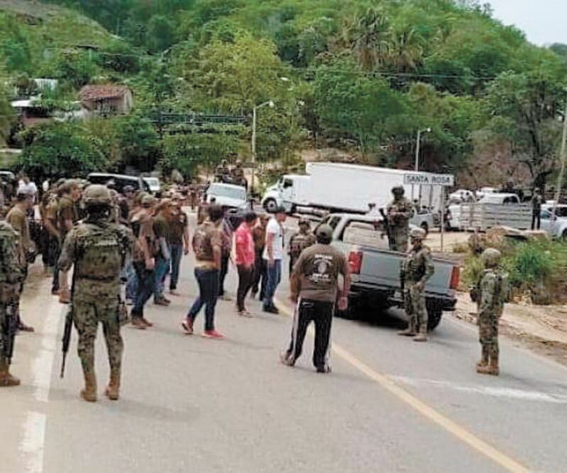 Los soldados de la Guardia Nacional fueron retenidos por pobladores y autodefensas de la UPOEG en el municipio de Tecoanapa, Guerrero. Foto/ESPECIAL