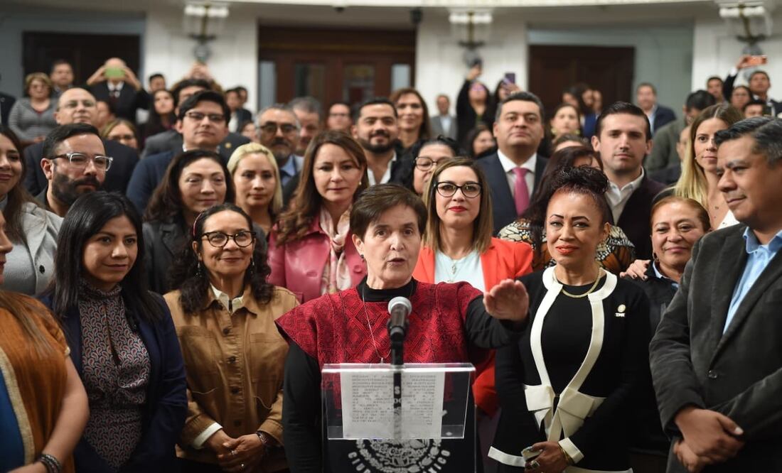 Toma protesta a María Dolores González como nueva presidenta de la Comisión de Derechos Humanos de la CDMX. Foto: Especial