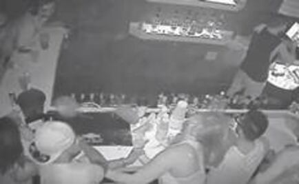 Quarterback golpea a mujer en un bar