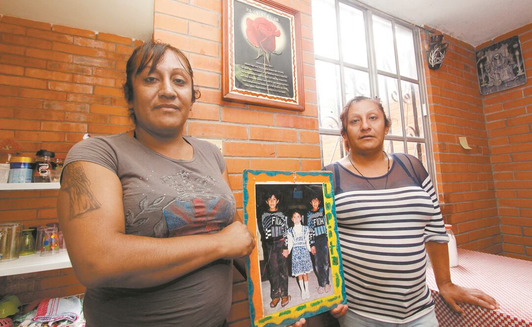 Sandra y Verónica venden gorditas, tacos, quesadillas y más antojitos en un puesto afuera de su casa. (OMAR CONTRERAS. EL UNIVERSAL)