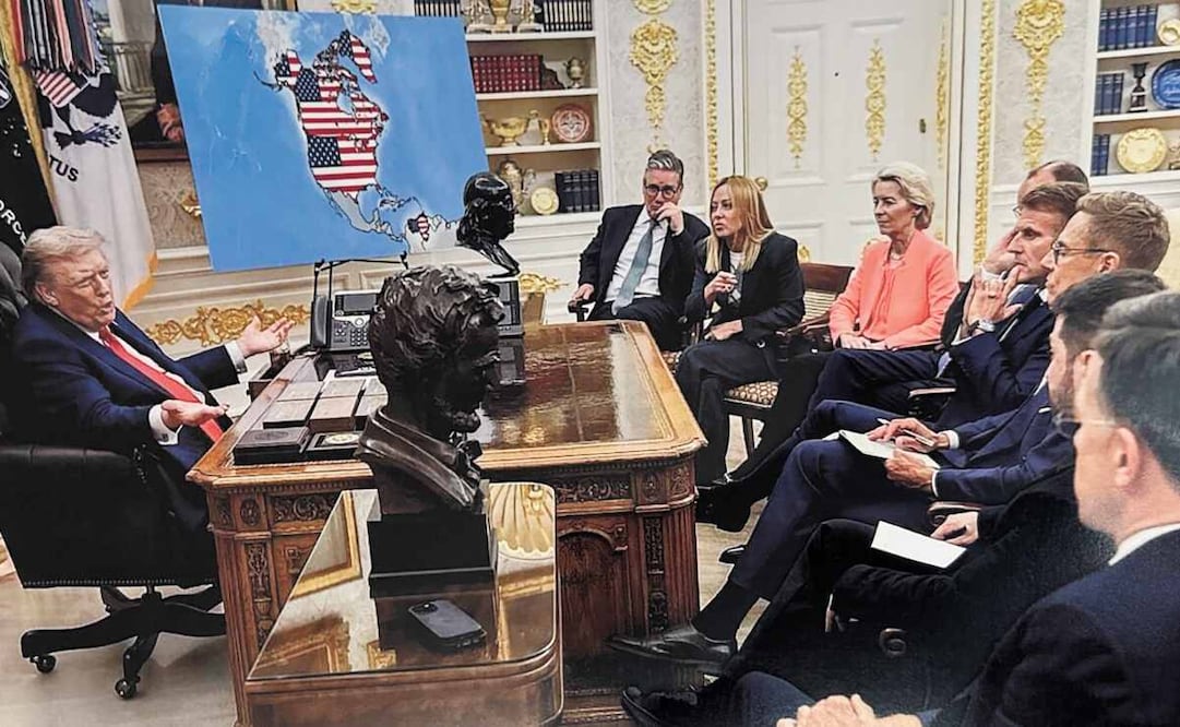 Donald Trump “truqueó” la foto de una reunión de agosto de 2025 con líderes europeos, en la que estaban la italiana Giorgia Meloni y el británico Keir Starmer, para incluir un mapa que muestra la bandera de EU en Canadá, Groenlandia y Venezuela. Foto: Truth Social @realDonaldTrump