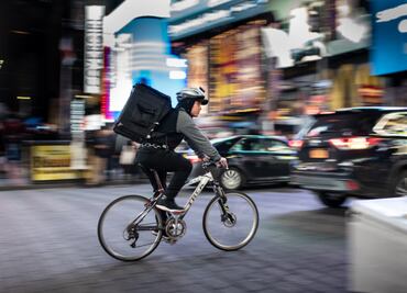 Cliente entrega generosa propina a repartidor de pizzas, pero termina insultado