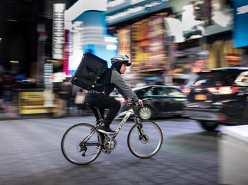 Cliente entrega generosa propina a repartidor de pizzas, pero termina insultado