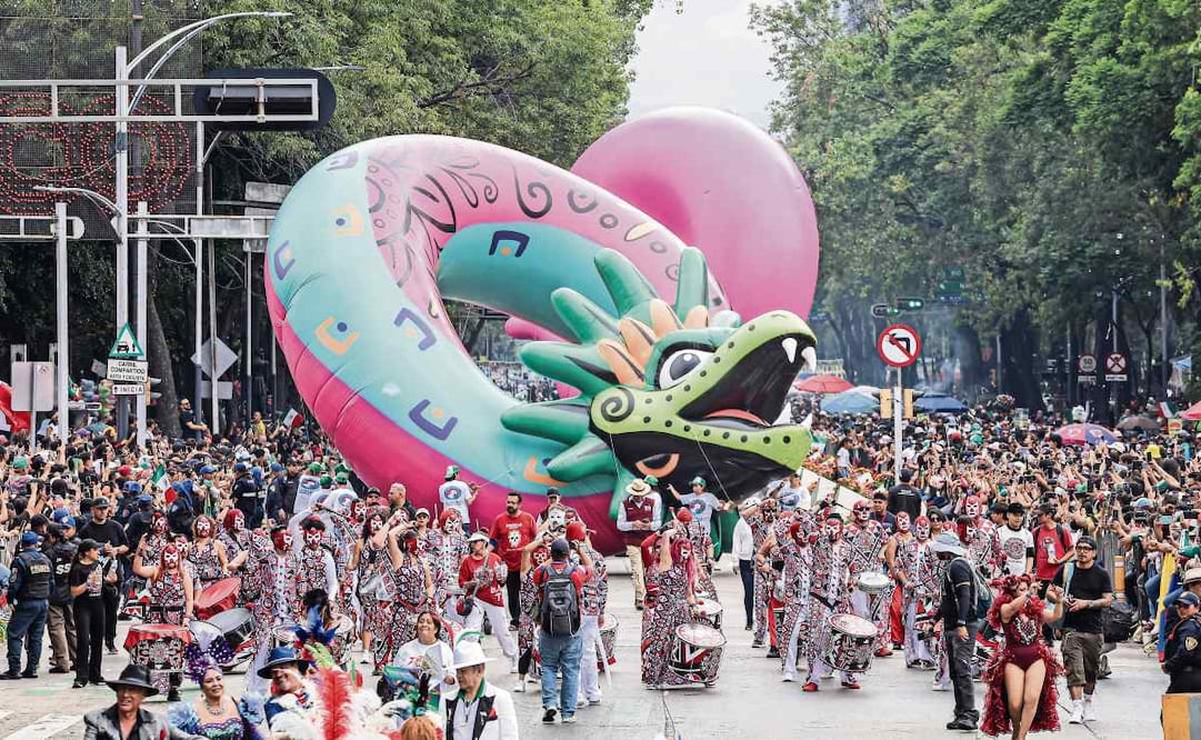 El enorme globo con forma de la serpiente emplumada, Quetzalcóatl, fue de los más fotografiados; estaban muy padres, más los del jugador y la víbora, dijo un pequeño. Foto: Gabriel Pano/EL UNIVERSAL